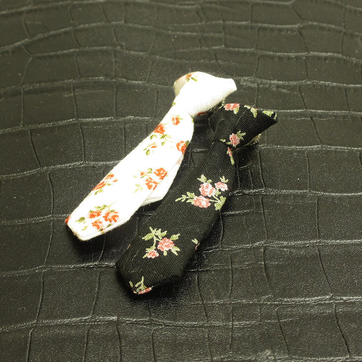 ラペルピン ピンズ ネクタイ型 /白地・黒地に小さなお花
