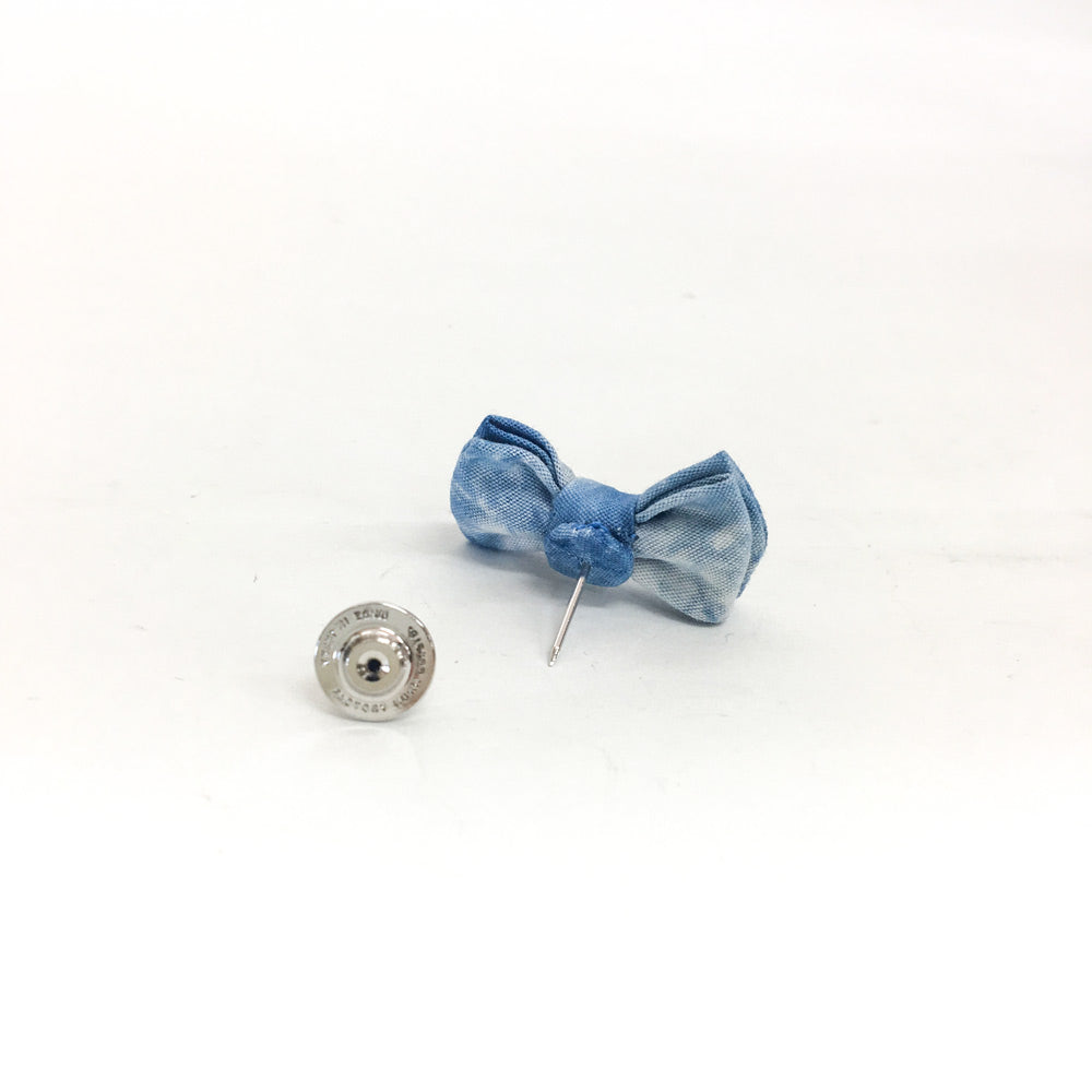 ラペルピン ピンズ 蝶ネクタイ型 スクエア コットン藍染め 【暮らすぱいす】