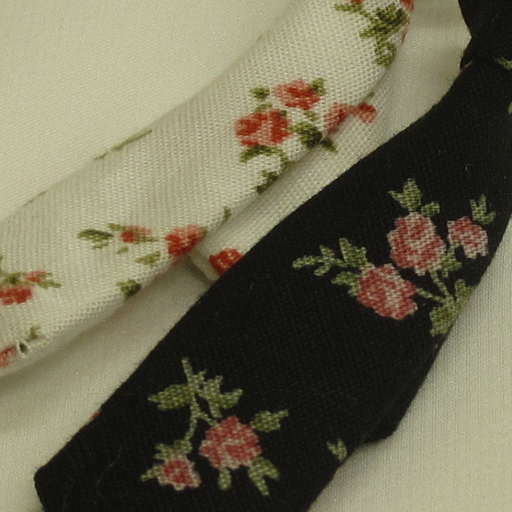 ラペルピン ピンズ ネクタイ型　/白地・黒地に小さなお花